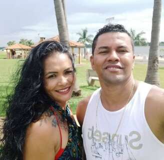 Carro fica totalmente amassado ap&oacute;s acidente e casal morre na BR-262