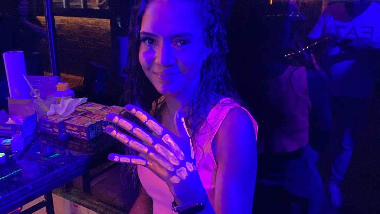 Para brilhar na pista, Festa Neon é o clichê que não sai de moda