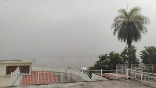 Nevoeiro deixa cidade pantaneira com clima londrino nesta segunda-feira