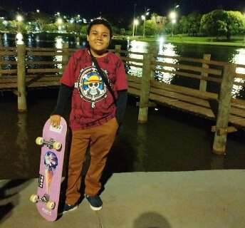 Adolescente autista tinha medo, at&eacute; cal&ccedil;ar o t&ecirc;nis e mandar bem no skate