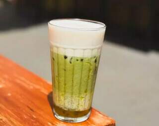 Ame ou odeie, matcha &eacute; o p&oacute; verde que virou febre nos caf&eacute;s da cidade