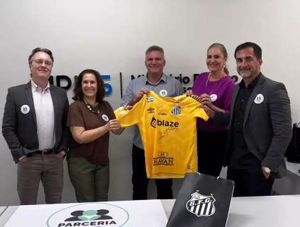 Camisa autografada por Neymar ser&aacute; leiloada pelo MP para apoiar projetos sociais