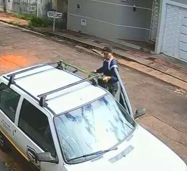 Em plena luz do dia, ladr&atilde;o destranca carro e furta mochila