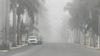Nevoeiro deixa cidade pantaneira com clima londrino nesta segunda-feira Nevoeiro deixa cidade pantaneira com clima londrino nesta segunda-feira