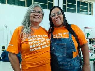 M&atilde;e e filha se apoiam e encontram nas agulhas de costura um recome&ccedil;o