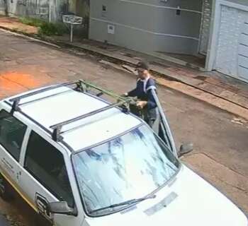 Em plena luz do dia, ladr&atilde;o destranca carro e furta mochila