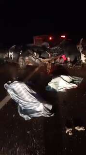 Carro fica totalmente destru&iacute;do ap&oacute;s acidente e casal morre na BR-262