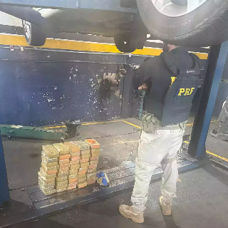 Chaveiro &eacute; preso com 55 kg de coca&iacute;na em fundo falso de Mercedes