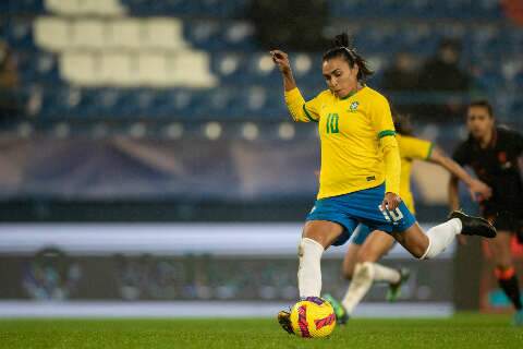 Com Marta de volta, sele&ccedil;&atilde;o de futebol feminino &eacute; convocada  