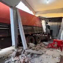 Carreta desgovernada invade e destr&oacute;i fachada de panificadora &agrave;s margens de BR