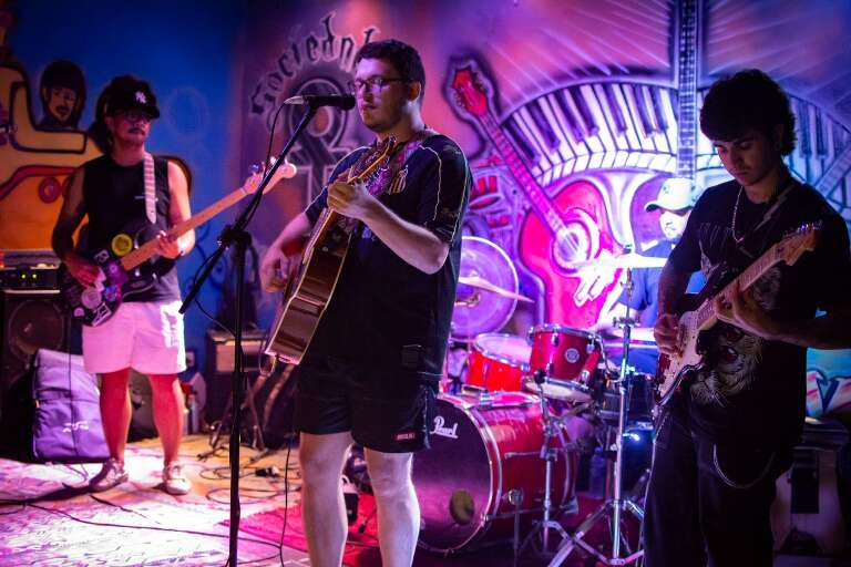 Sem Fabios lança música sobre boletos, fracasso e segunda-feira