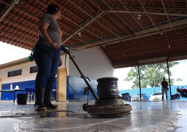 Prefeitura da Capital abre 300 vagas para auxiliares e vai pagar sal&aacute;rio m&iacute;nimo