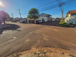 Falta de sinaliza&ccedil;&atilde;o em cruzamento causa acidente com carro tombado