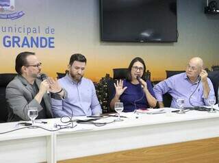 Contrato não prevê multa por ônibus lotado, diz diretor da Agetran Contrato não prevê multa por ônibus lotado, diz diretor da Agetran