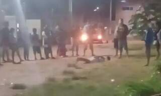 Jovem é amarrado por moradores sob suspeita de estelionato Jovem é amarrado por moradores sob suspeita de estelionato