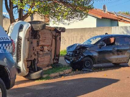 Falta de sinaliza&ccedil;&atilde;o em cruzamento causa acidente com carro tombado
