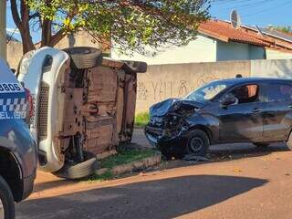 Falta de sinaliza&ccedil;&atilde;o em cruzamento causa acidente com carro tombado