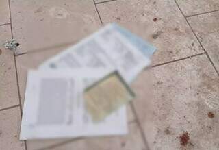 Abandonada, antiga Cl&iacute;nica Carand&aacute; deixa para tr&aacute;s documentos de pacientes 