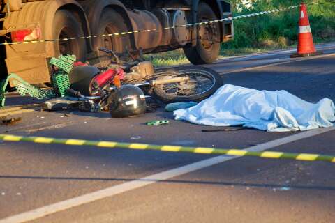 Motociclista morre ao bater em carro, cair e ser atropelado por caminh&atilde;o