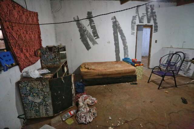 Idosa &eacute; encontrada ca&iacute;da nua e suja em casa sem &aacute;gua, comida e m&oacute;veis