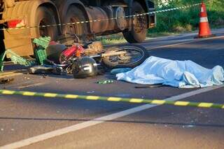 Motociclista morre ao bater em carro, cair e ser atropelado por caminh&atilde;o