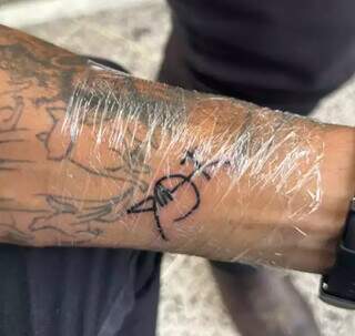 Sortudo, f&atilde; de MS abra&ccedil;a m&uacute;sicos do System of a Down e tatua aut&oacute;grafo