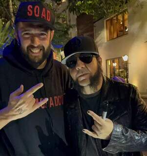 Sortudo, f&atilde; de MS abra&ccedil;a m&uacute;sicos do System of a Down e tatua aut&oacute;grafo