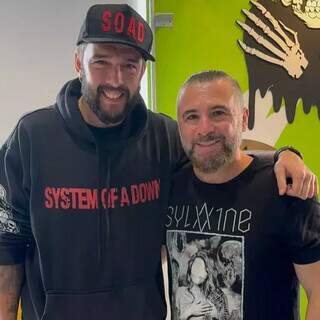 Sortudo, f&atilde; de MS abra&ccedil;a m&uacute;sicos do System of a Down e tatua aut&oacute;grafo