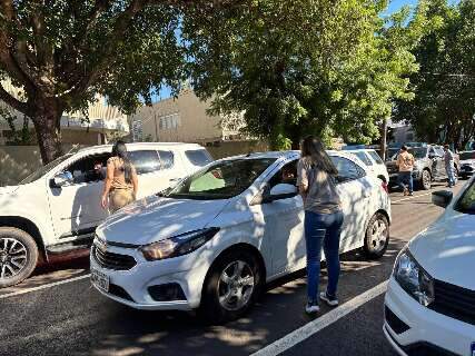 Enquanto presos em opera&ccedil;&atilde;o chegam, delegados panfletam em sem&aacute;foro
