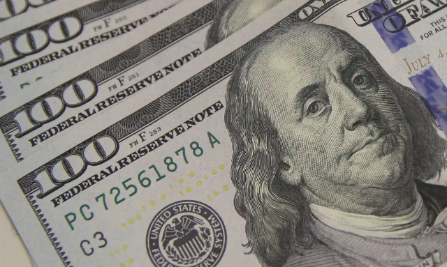 D&oacute;lar bate R$ 5,67 e bolsa de valores alcan&ccedil;a maior n&iacute;vel da hist&oacute;ria
