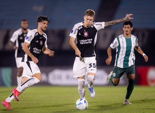 Corinthians bate Racing e mant&eacute;m chances de classifica&ccedil;&atilde;o direta