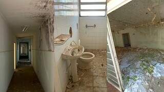 Abandonada, antiga Clínica Carandá deixa para trás documentos de pacientes Abandonada, antiga Clínica Carandá deixa para trás documentos de pacientes