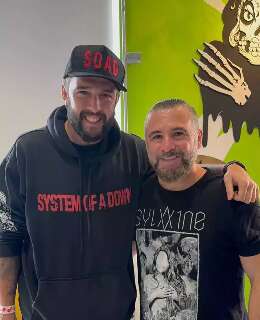 Sortudo, f&atilde; de MS abra&ccedil;a m&uacute;sicos do System of a Down e tatua aut&oacute;grafo