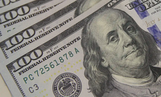 D&oacute;lar bate R$ 5,67 e bolsa de valores alcan&ccedil;a maior n&iacute;vel da hist&oacute;ria