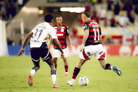 Flamengo supera LDU e segue vivo por vaga na Libertadores