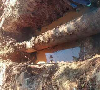 Rompimento de adutora deixa pelo menos oito bairros sem &aacute;gua 
