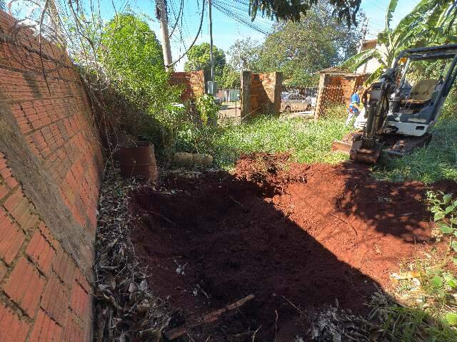 Pol&iacute;cia escava quintal em busca de homem assassinado h&aacute; quase 5 anos