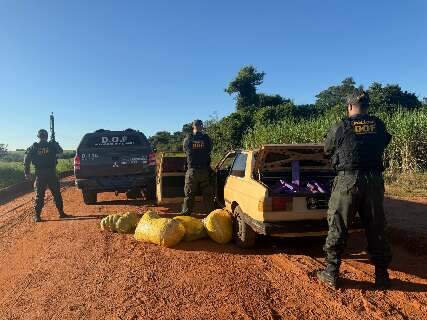 Ap&oacute;s persegui&ccedil;&atilde;o, traficantes abandonam carro com R$ 2,2 milh&otilde;es em drogas