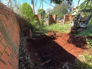 Pol&iacute;cia escava quintal em busca de homem assassinado h&aacute; quase 5 anos