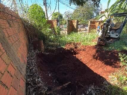 Pol&iacute;cia escava quintal em busca de corpo de homem assassinado h&aacute; quase 5 anos