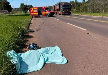 Motociclista perde controle da dire&ccedil;&atilde;o, sai da pista e morre 