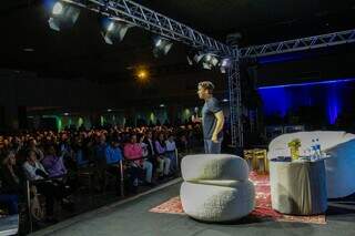 Nikolas Ferreira fala sobre f&eacute;, pol&iacute;tica e redes sociais em evento na Capital