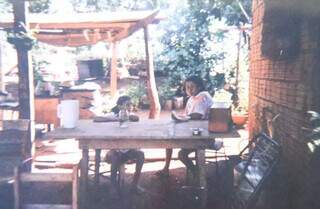 Fam&iacute;lia mant&eacute;m viva casa constru&iacute;da com as pr&oacute;prias m&atilde;os h&aacute; 37 anos