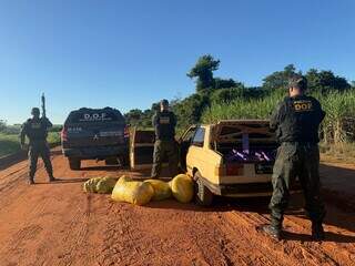 Ap&oacute;s persegui&ccedil;&atilde;o, traficantes abandonam carro com R$ 2,2 milh&otilde;es em drogas