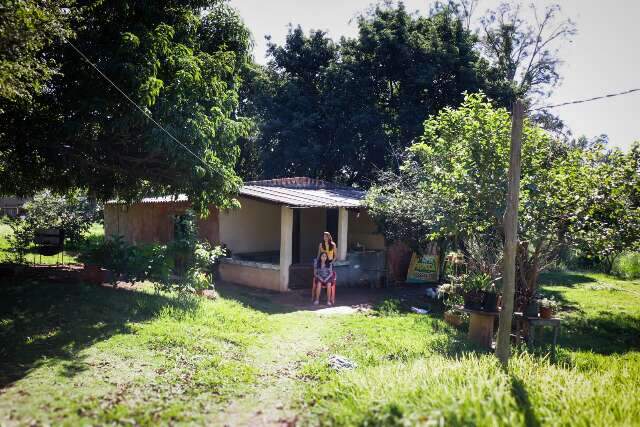 Fam&iacute;lia mant&eacute;m viva casa constru&iacute;da com as pr&oacute;prias m&atilde;os h&aacute; 37 anos