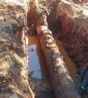 Rompimento de adutora deixa pelo menos oito bairros sem &aacute;gua 