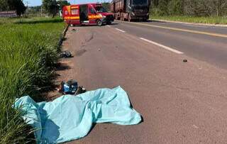 Motociclista perde controle da dire&ccedil;&atilde;o, sai da pista e morre 