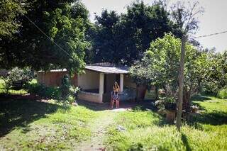 Fam&iacute;lia mant&eacute;m viva casa constru&iacute;da com as pr&oacute;prias m&atilde;os h&aacute; 37 anos