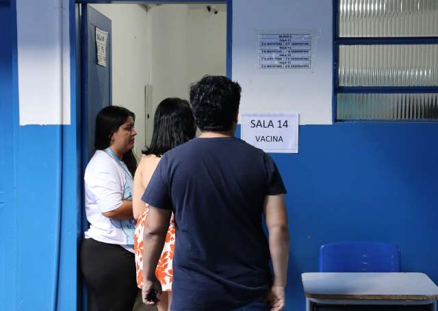 Fam&iacute;lias aproveitam s&aacute;bado com evento em escola para se vacinar contra a gripe