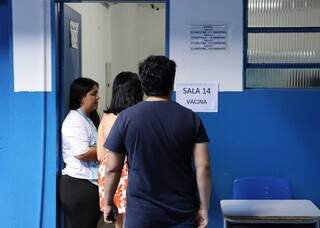 Famílias aproveitam sábado com evento em escola para se vacinar contra a gripe Famílias aproveitam sábado com evento em escola para se vacinar contra a gripe
